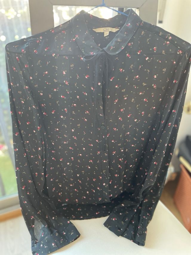 Blusa floral negra con lazada