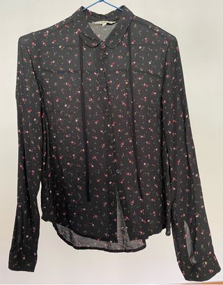 Blusa floral negra con lazada