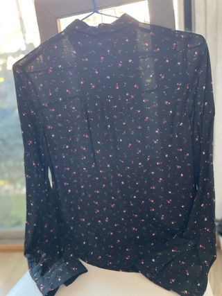 Blusa floral negra con lazada