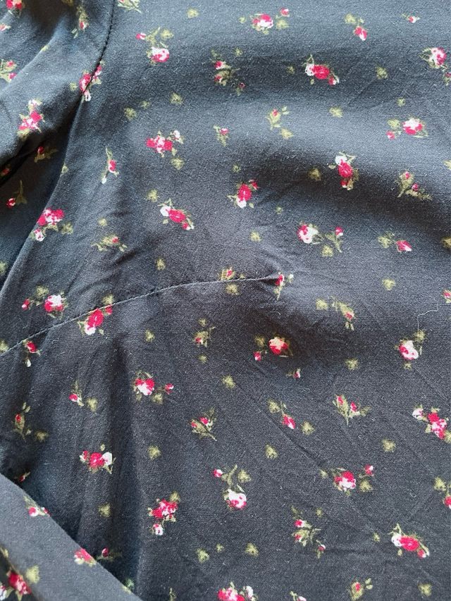 Blusa floral negra con lazada