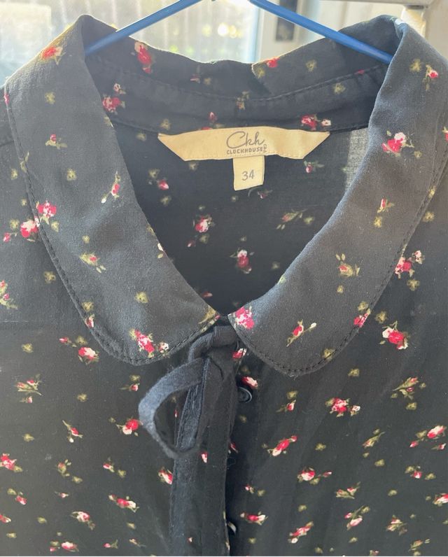 Blusa floral negra con lazada