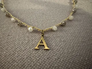 Collana girocollo con iniziale dorata