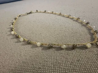 Collana girocollo con iniziale dorata