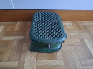 ANTIGUO BRASERO ESCOLAR DE HIERRO FUNDIDO - LEER.