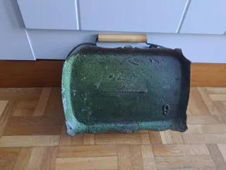 ANTIGUO BRASERO ESCOLAR DE HIERRO FUNDIDO - LEER.