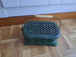 ANTIGUO BRASERO ESCOLAR DE HIERRO FUNDIDO - LEER.