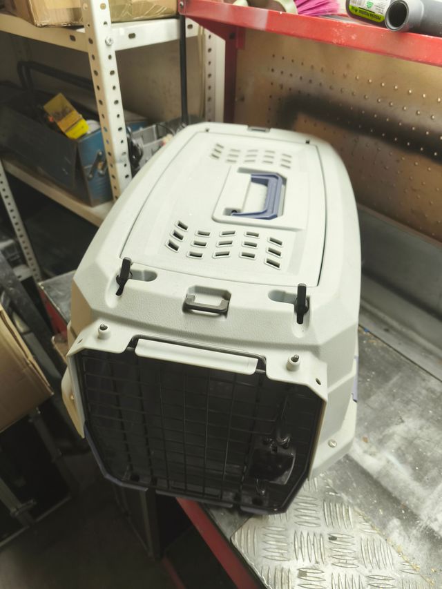 Transportín para mascotas gris y azul .