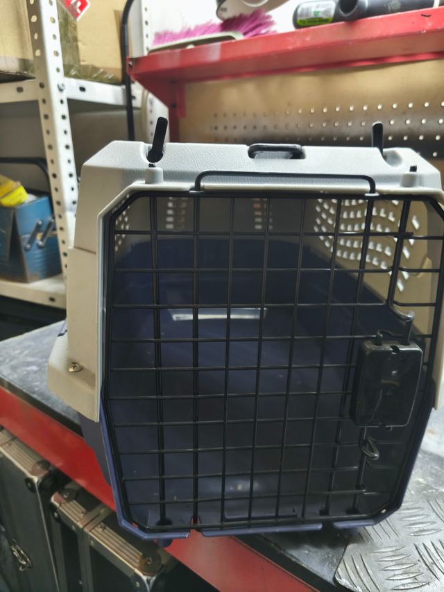 Transportín para mascotas gris y azul .