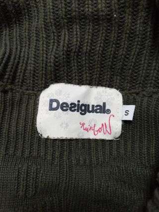Jersey Desigual verde con dibujos.