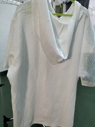 Chaqueta con capucha blanca