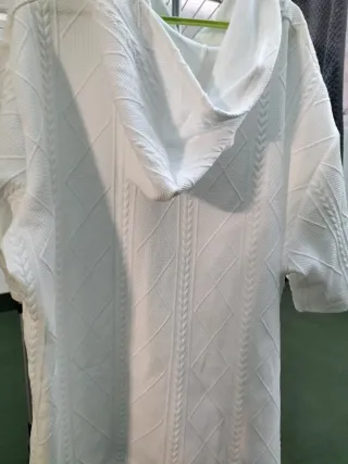 Chaqueta con capucha blanca