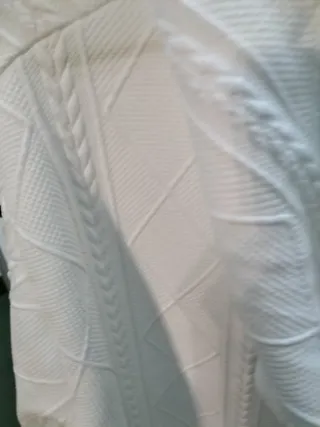 Chaqueta con capucha blanca