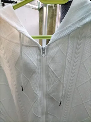 Chaqueta con capucha blanca