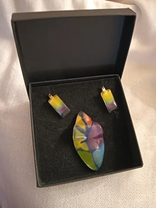 Conjunto collar y pendientes multicolor