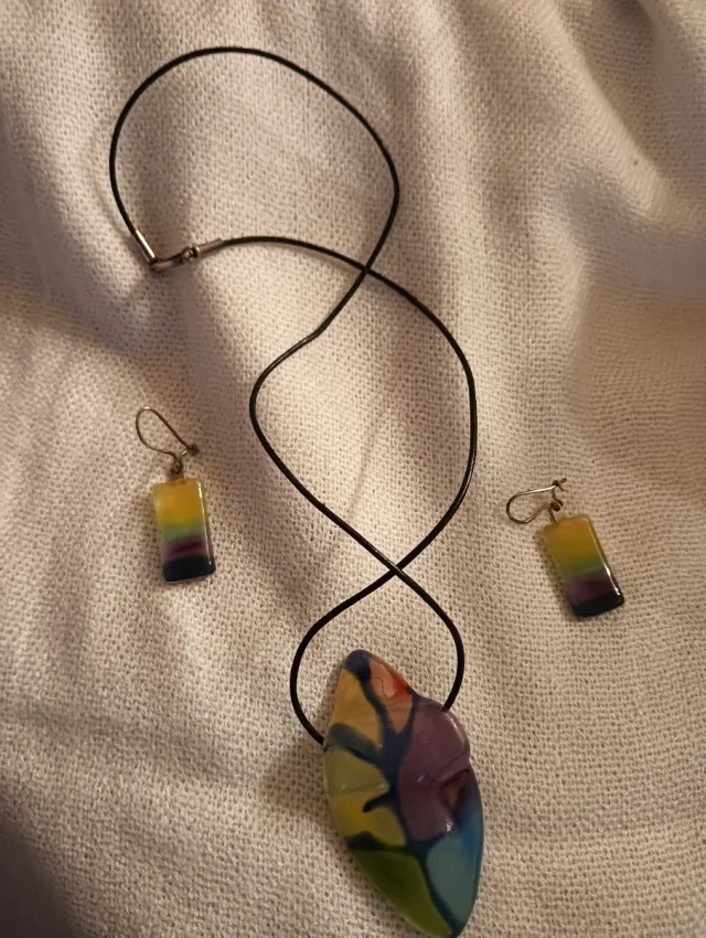 Conjunto collar y pendientes multicolor