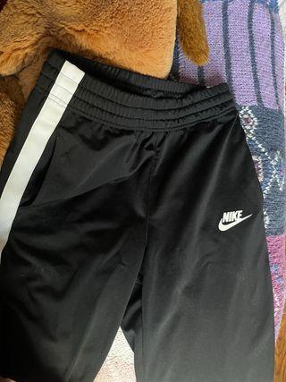 Pantalón chándal Nike negro con banda blanca