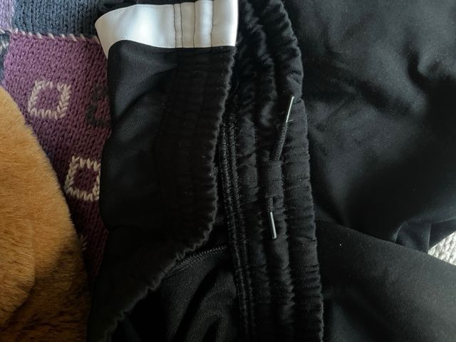 Pantalón chándal Nike negro con banda blanca