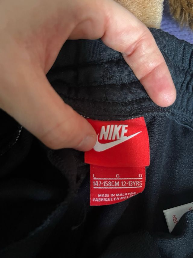 Pantalón chándal Nike negro con banda blanca
