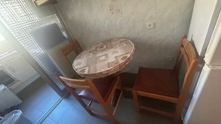 Mesa redonda con 3 sillas de cocina