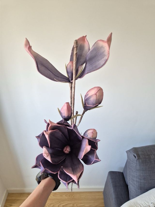 Flores artificiales moradas