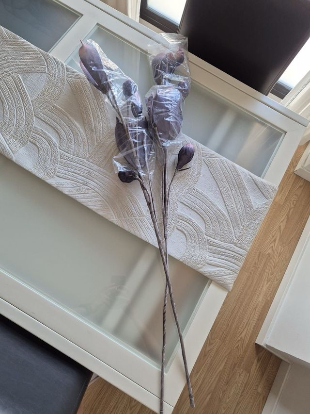 Flores artificiales moradas