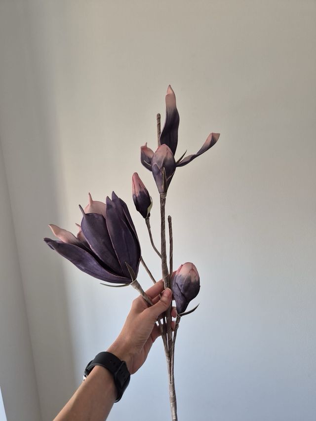 Flores artificiales moradas
