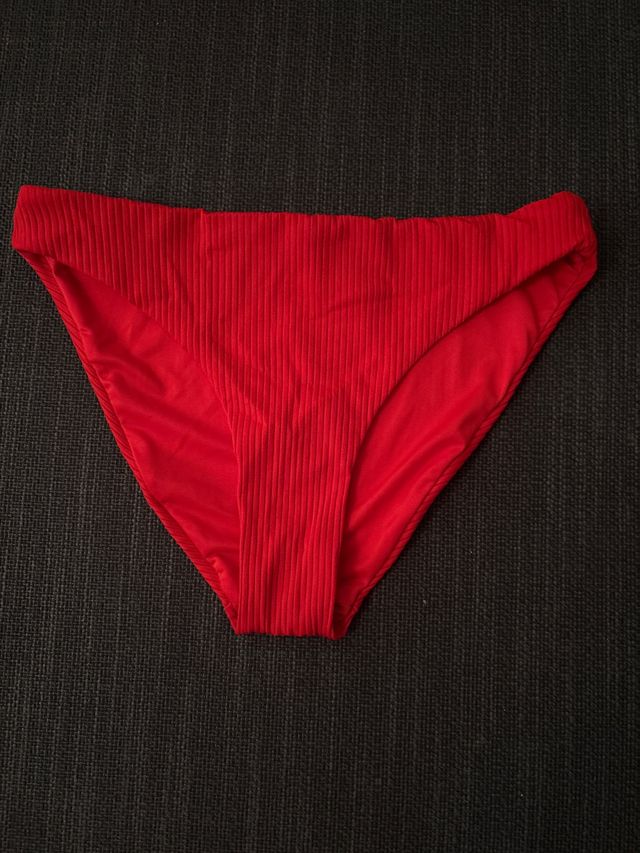 Braga bikini rojo acanalado