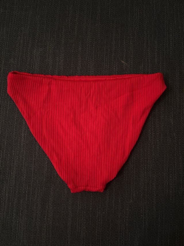 Braga bikini rojo acanalado