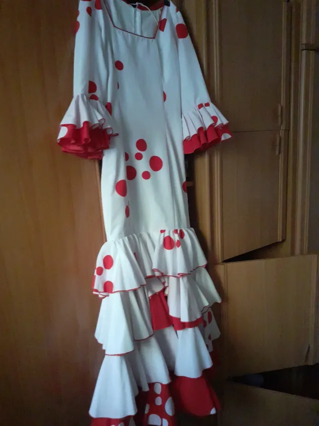 Exclusivo traje Flamenca de lunares rojo y blanco