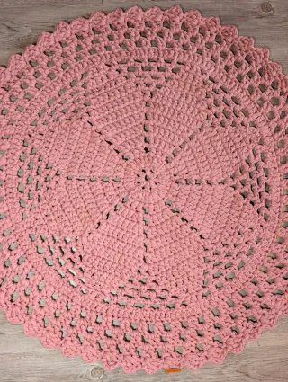 Alfombra ganchillo redonda color rosa palo