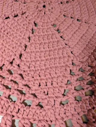 Alfombra ganchillo redonda color rosa palo