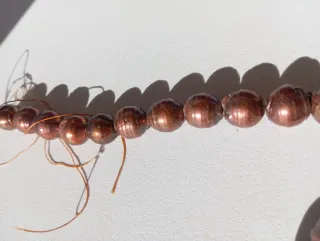 Hilo de perlas naturales de color marron