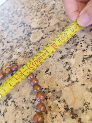 Hilo de perlas naturales de color marron