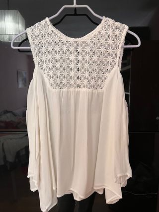 Blusa blanca con detalles de encaje