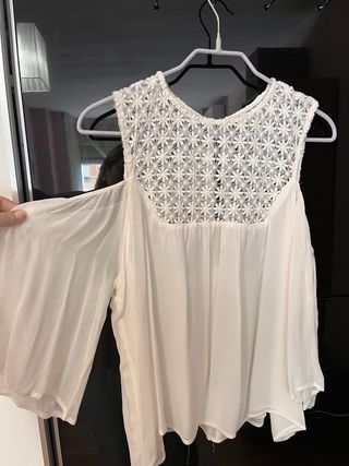 Blusa blanca con detalles de encaje