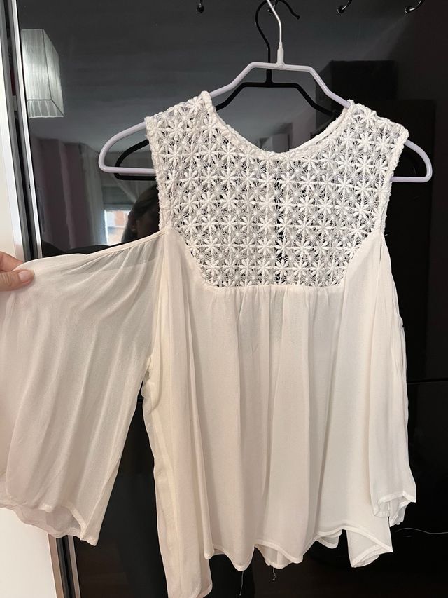 Blusa blanca con detalles de encaje