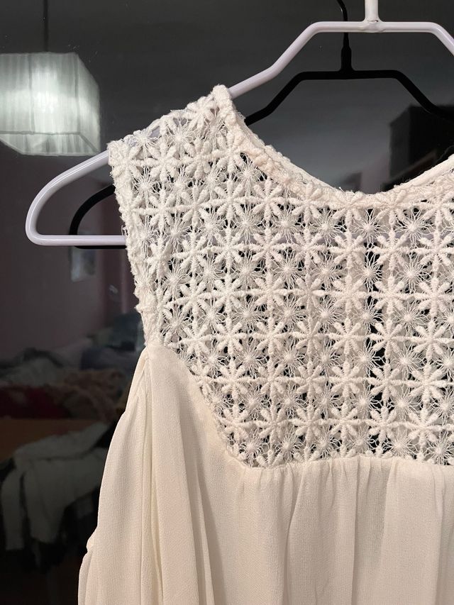Blusa blanca con detalles de encaje