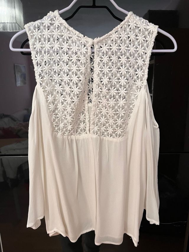 Blusa blanca con detalles de encaje
