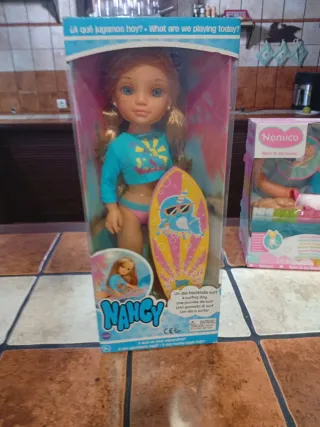 Muñeca Nancy con tabla de surf