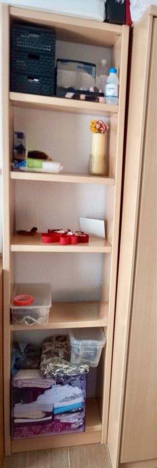 Estantería de madera robusta.