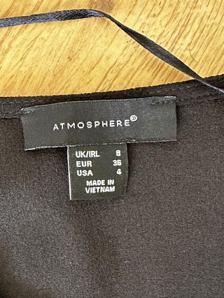 Blusa negra con cremalleras en hombros