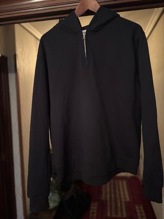 Sudadera con capucha negra cremallera