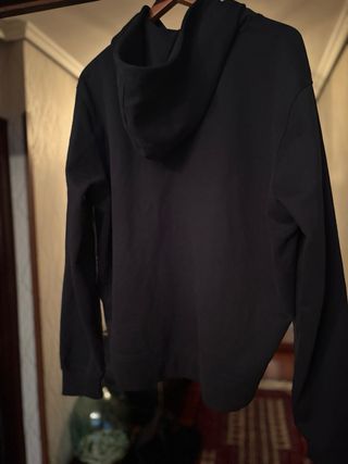 Sudadera con capucha negra cremallera