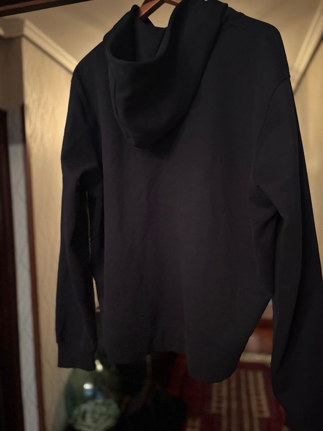 Sudadera con capucha negra cremallera