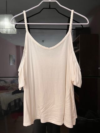 Blusa blanca con tirantes y hombros descubiertos
