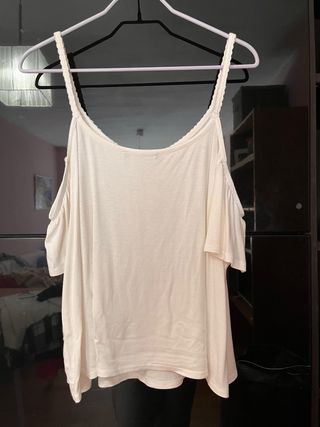 Blusa blanca con tirantes y hombros descubiertos