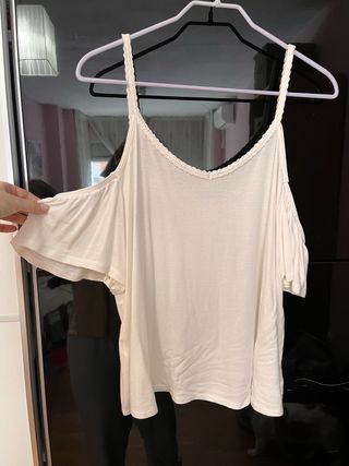 Blusa blanca con tirantes y hombros descubiertos
