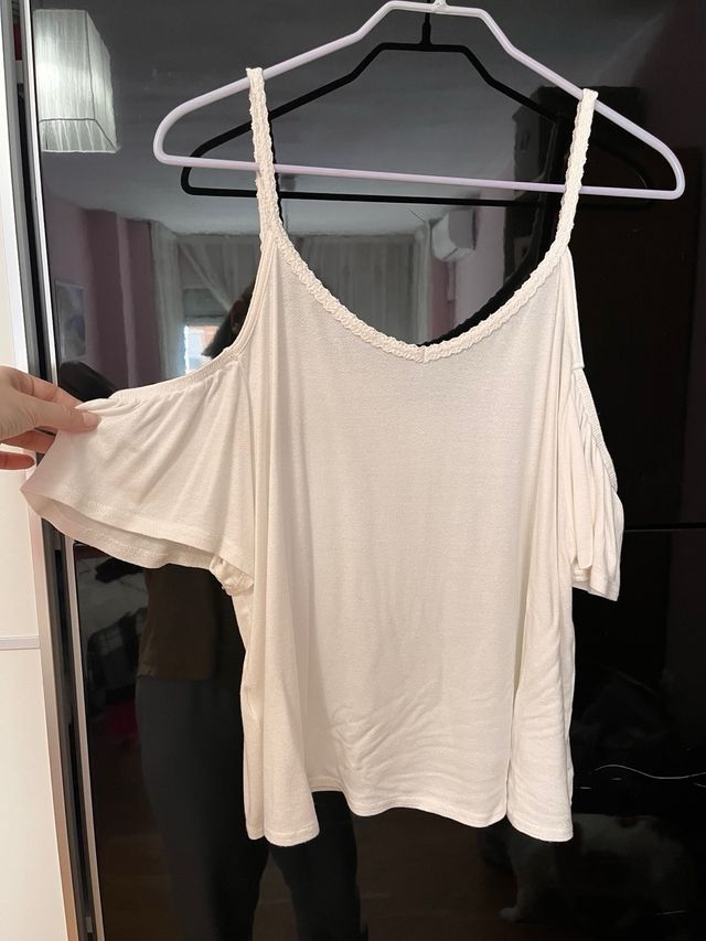 Blusa blanca con tirantes y hombros descubiertos
