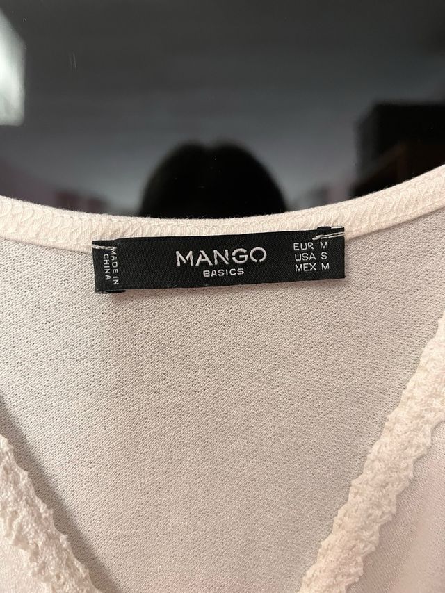 Blusa blanca con tirantes y hombros descubiertos