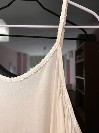 Blusa blanca con tirantes y hombros descubiertos